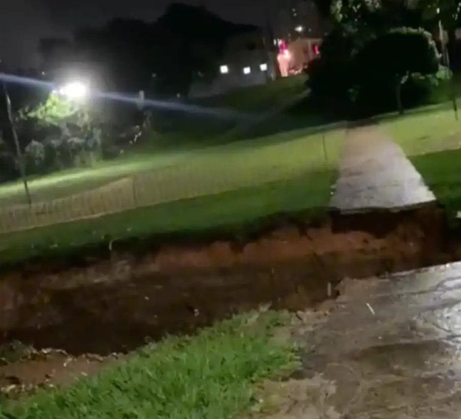 Cratera no Jd Satélite cresce após chuvas e preocupa moradores em São José