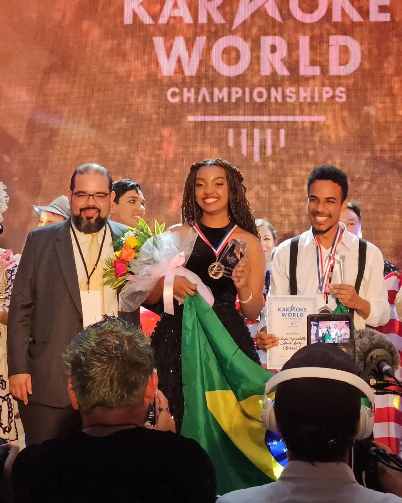 Taubateana Sara Braz conquista o terceiro lugar no Mundial de Karaokê cantando com Filipe Anacleto