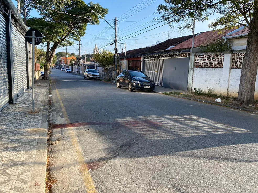 Mulher morre após ser atropelada por caminhão da coleta de lixo em Taubaté