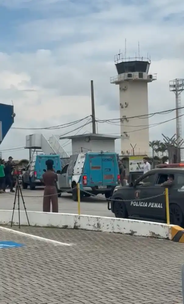 Banqueiro Daniel Vorcaro chega ao aeroporto de São José dos Campos para embarcar rumo a Brasília