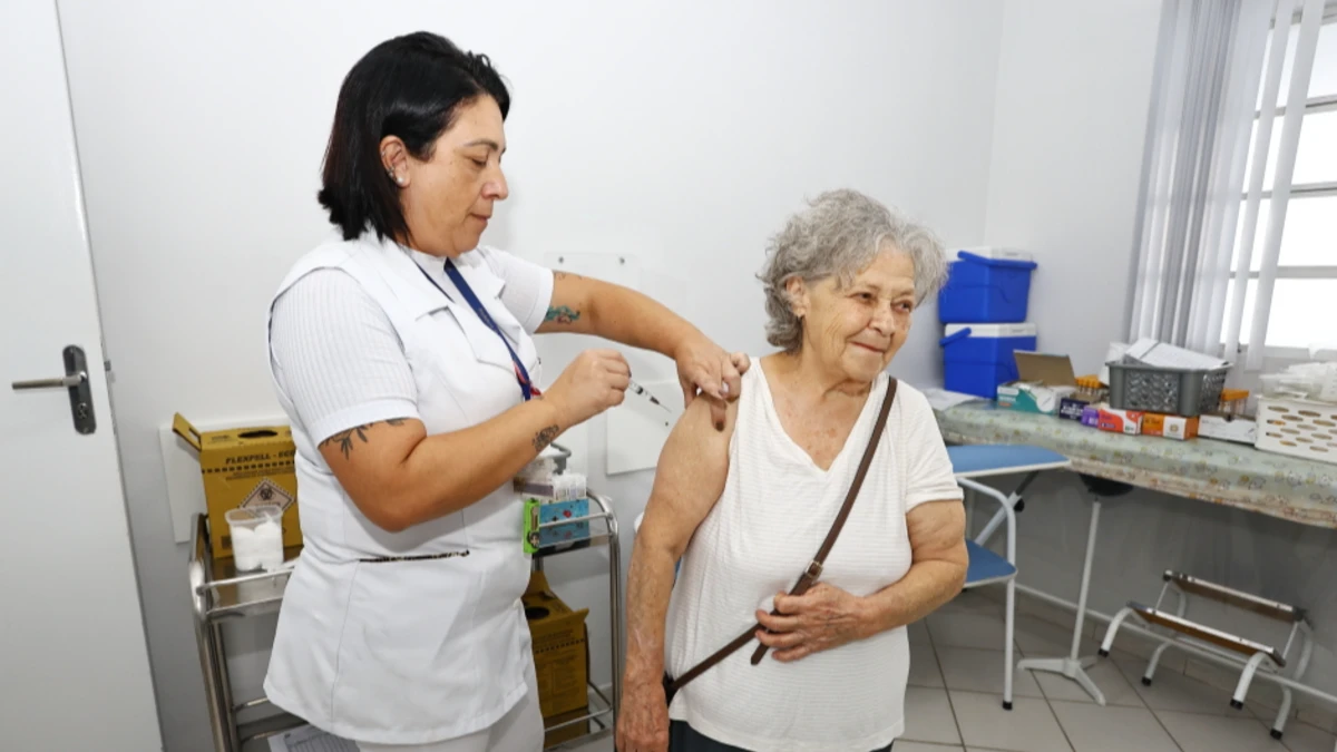 Idosos com 85 anos ou mais já podem tomar nova vacina contra pneumonia no SUS