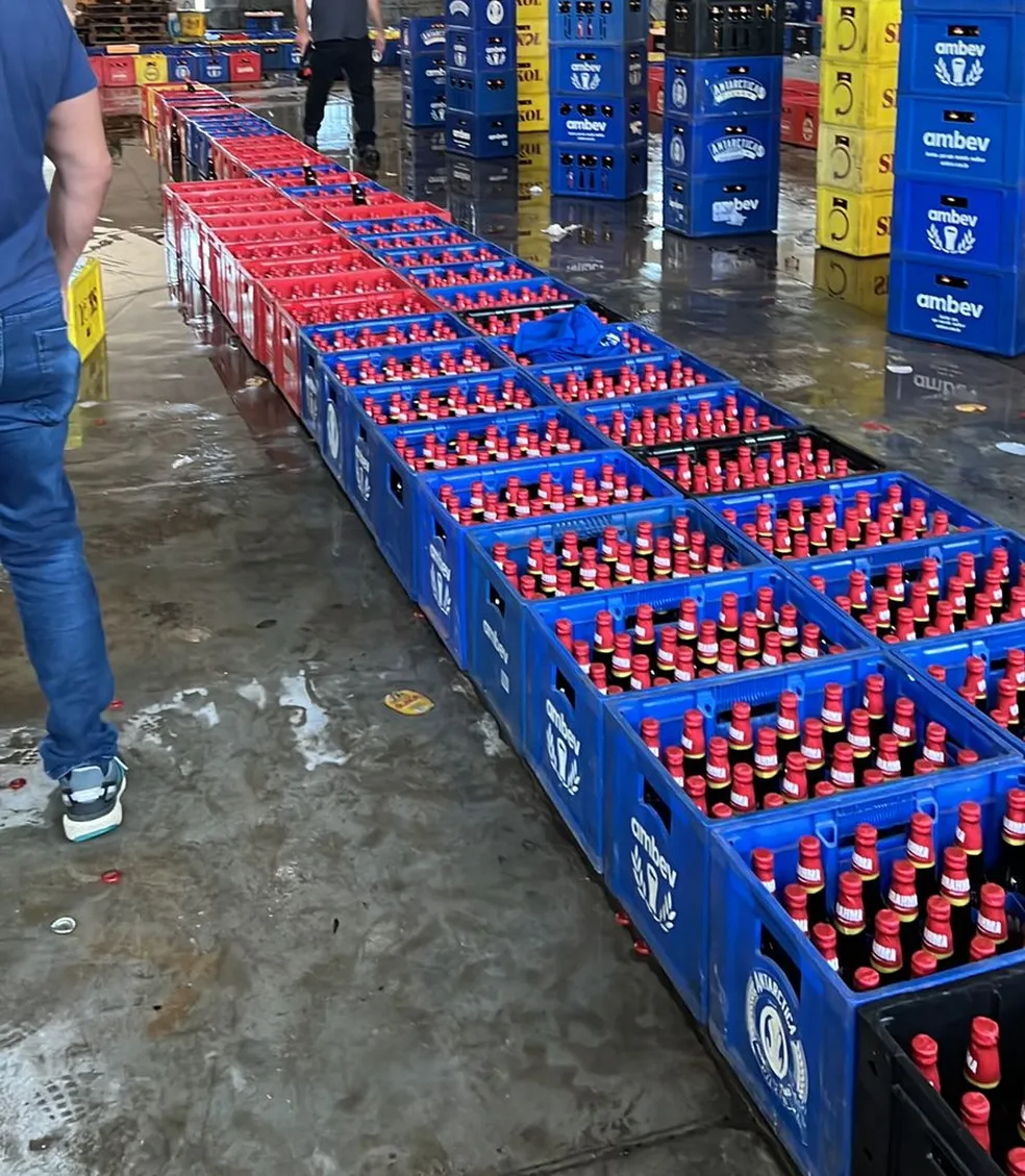 Polícia descobre galpão com 14 mil garrafas de cervejas falsificadas em São José