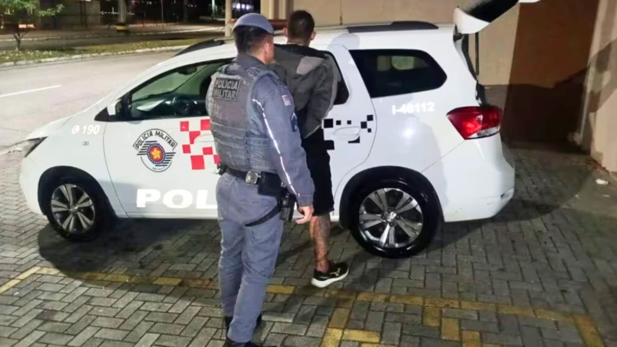 Homem é preso após ameaçar mãe e sacar facão contra a PM na Zona Leste