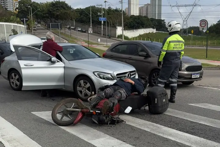 Motociclista é atingido por carro no Jardim Aquarius em São José 