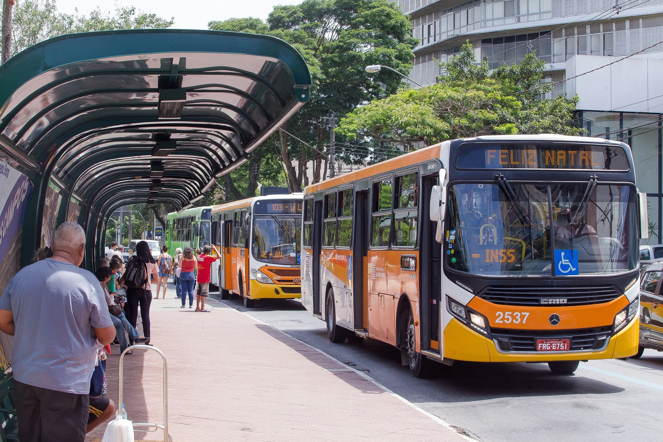 Superlotação de ônibus gera queixas de passageiros em São José dos Campos