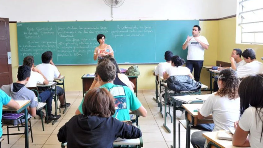 Deputados aprovam educação financeira como disciplina escolar