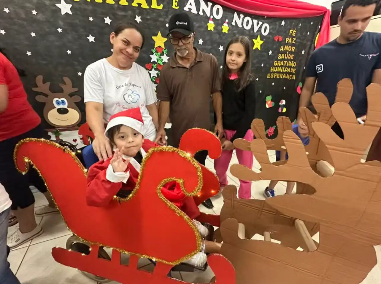 Professoras transformam cadeira de rodas em trenó para incluir aluno em apresentação de Natal 