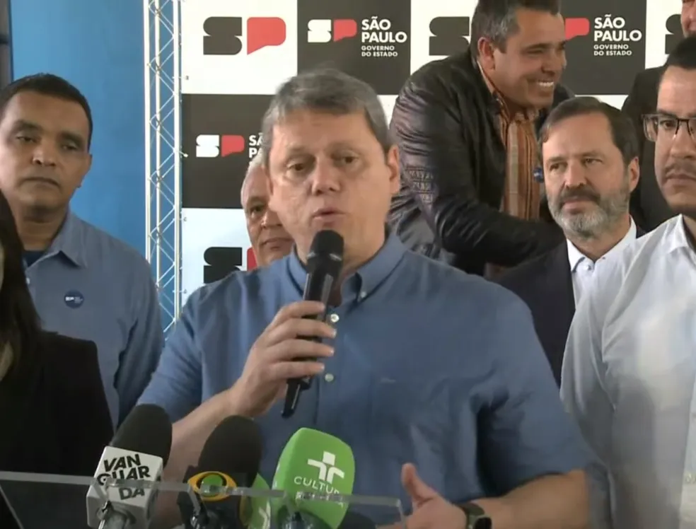 Tarcísio anuncia investimento em balsa e saneamento básico para o Litoral Norte