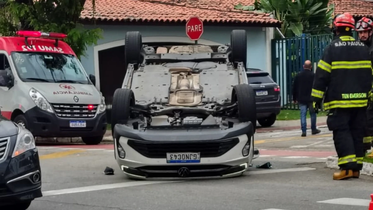Carro capota na Avenida Nove de Julho e trânsito fica intenso no local