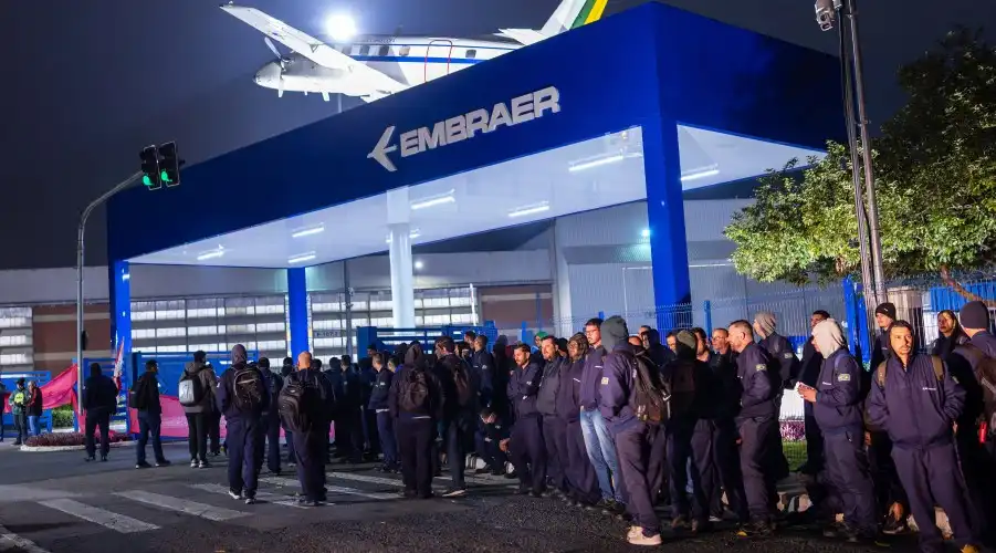 Trabalhadores da Embraer entram em greve por reajuste salarial em São José