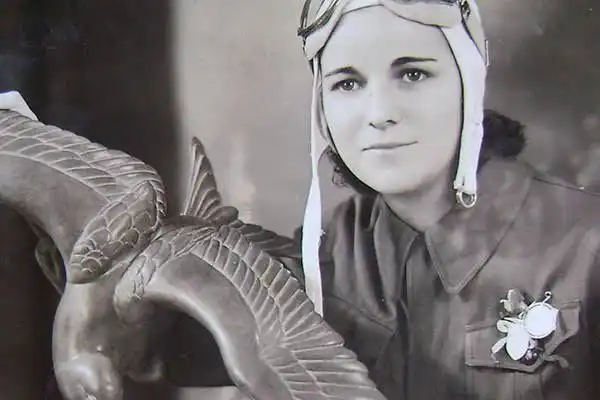 Videoclipe infantil homenageia a precursora da aviação Joana Castilho