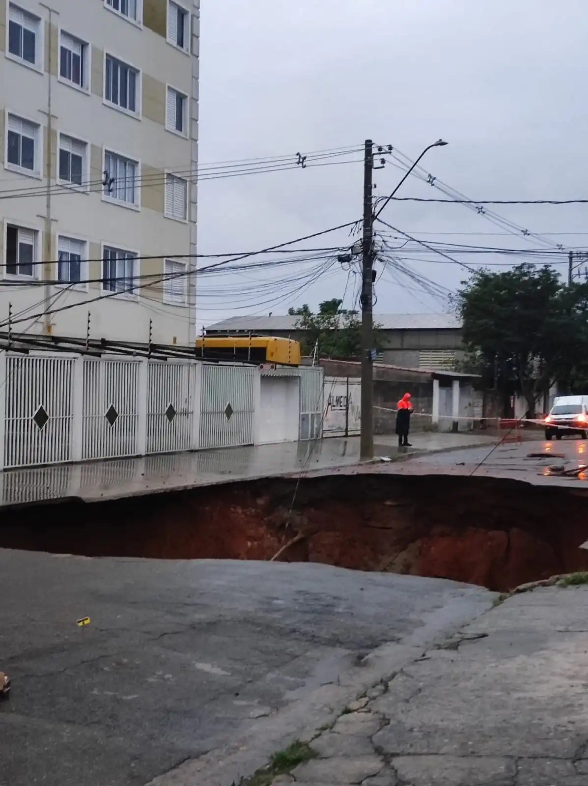 Cratera no Jd Imperial deixa moradores de São José dos Campos fora de casa e sem definição sobre aluguel social