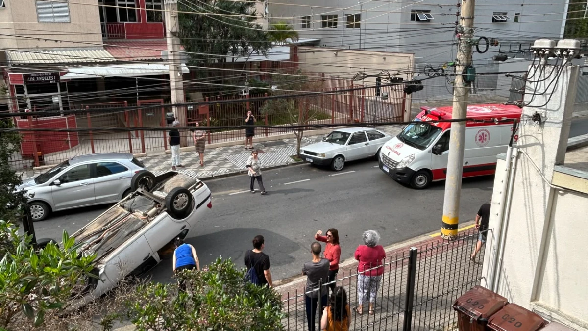 Carro capota no Centro de SJCampos e mobiliza equipes do Samu