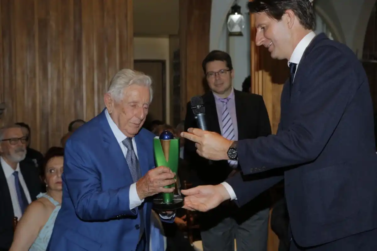Fundador do INPE, Fernando de Mendonça, recebe troféu #BrazilsBest 
