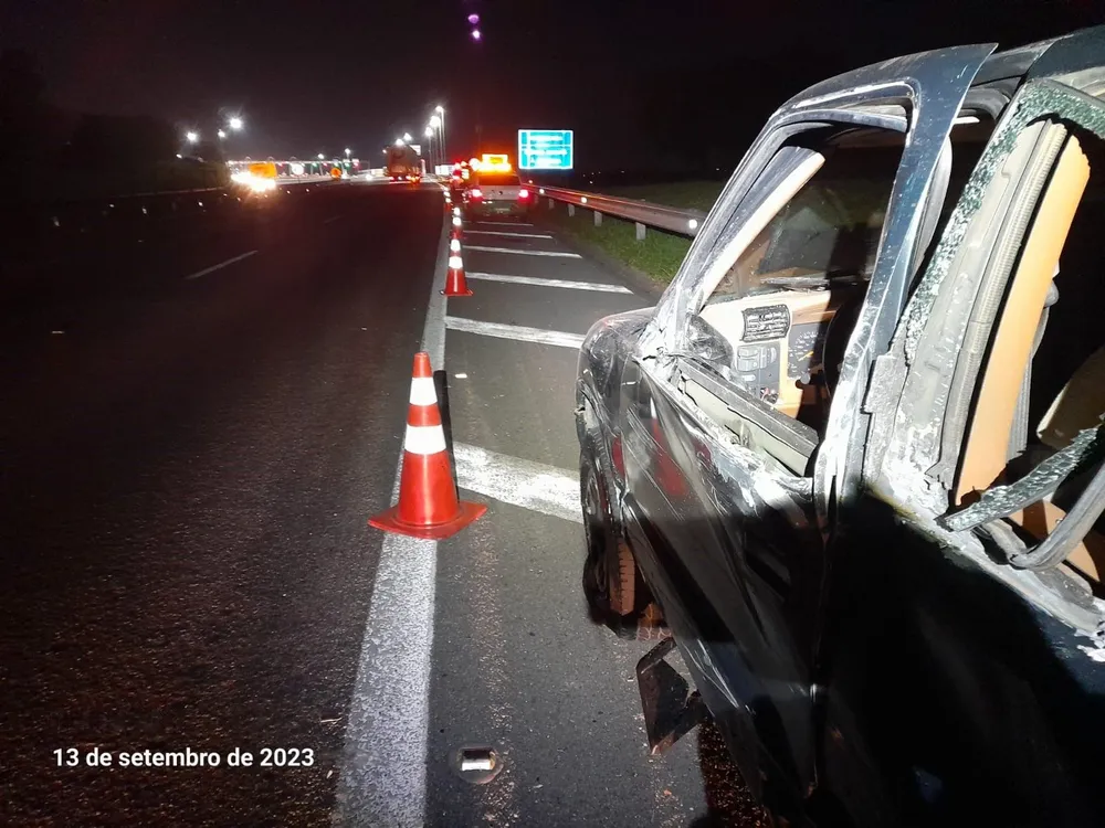 Homem morre após ser atropelado por caminhão enquanto abastecia carro em Atibaia