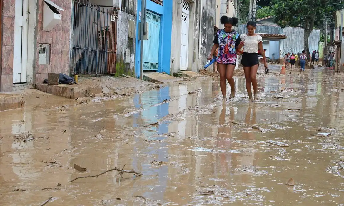 Temporal causa pânico em São Sebastião