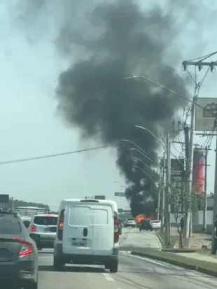 Carro pega fogo na Av. Benedito Matarazzo e mobiliza bombeiros em São José
