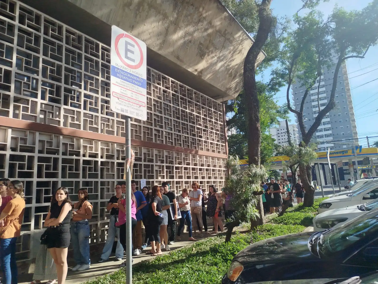 Filas lotam cartório eleitoral de São José no último dia de prazo