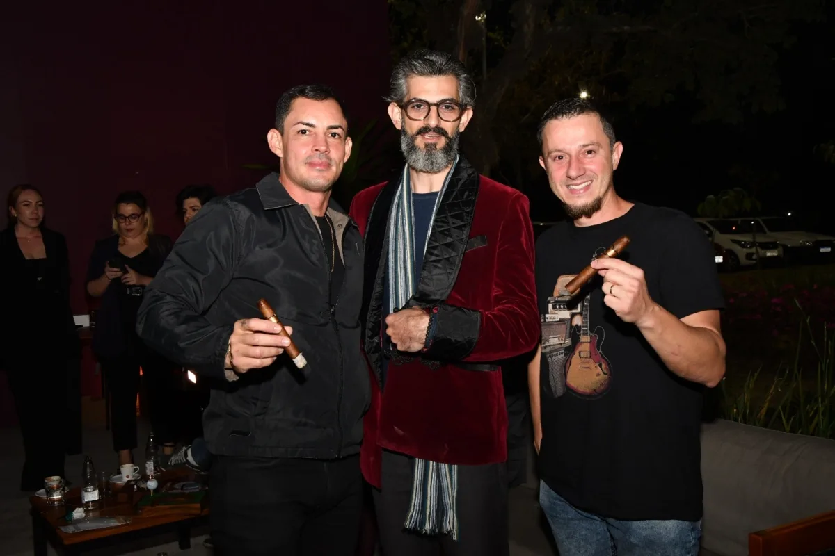 Mais uma surpreendente noite com charutos, gastronomia, conexões e negócios