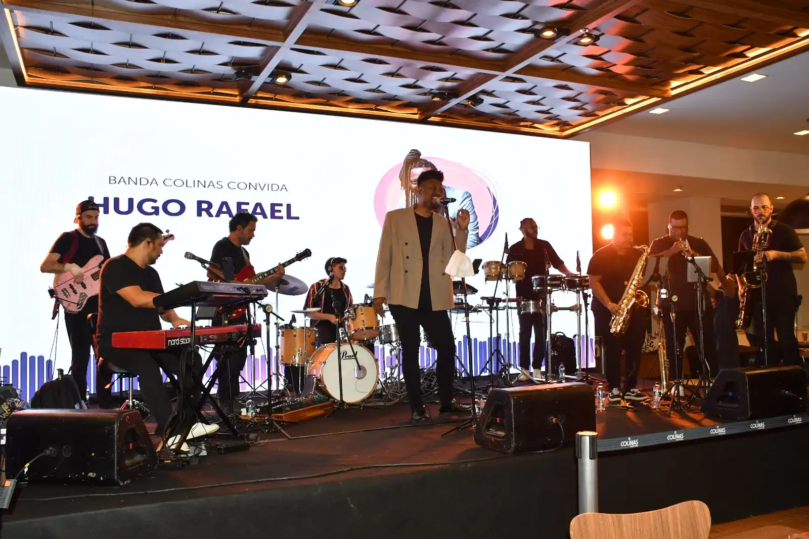 Vocalista do Sambô, Hugo Rafael mostra sua versatilidade em show gratuito no Colinas Music