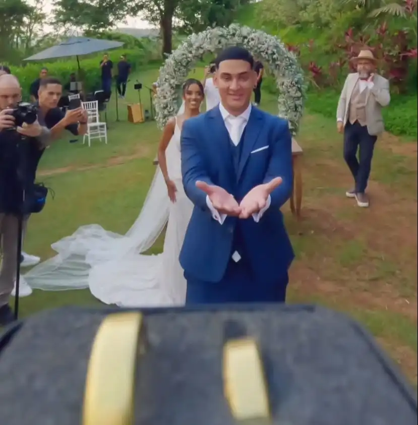 Noivo utiliza drone para entregar alianças no altar