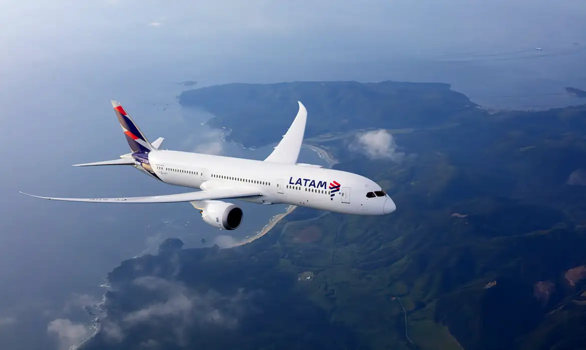 LATAM anuncia pedido de até 74 aviões da Embraer