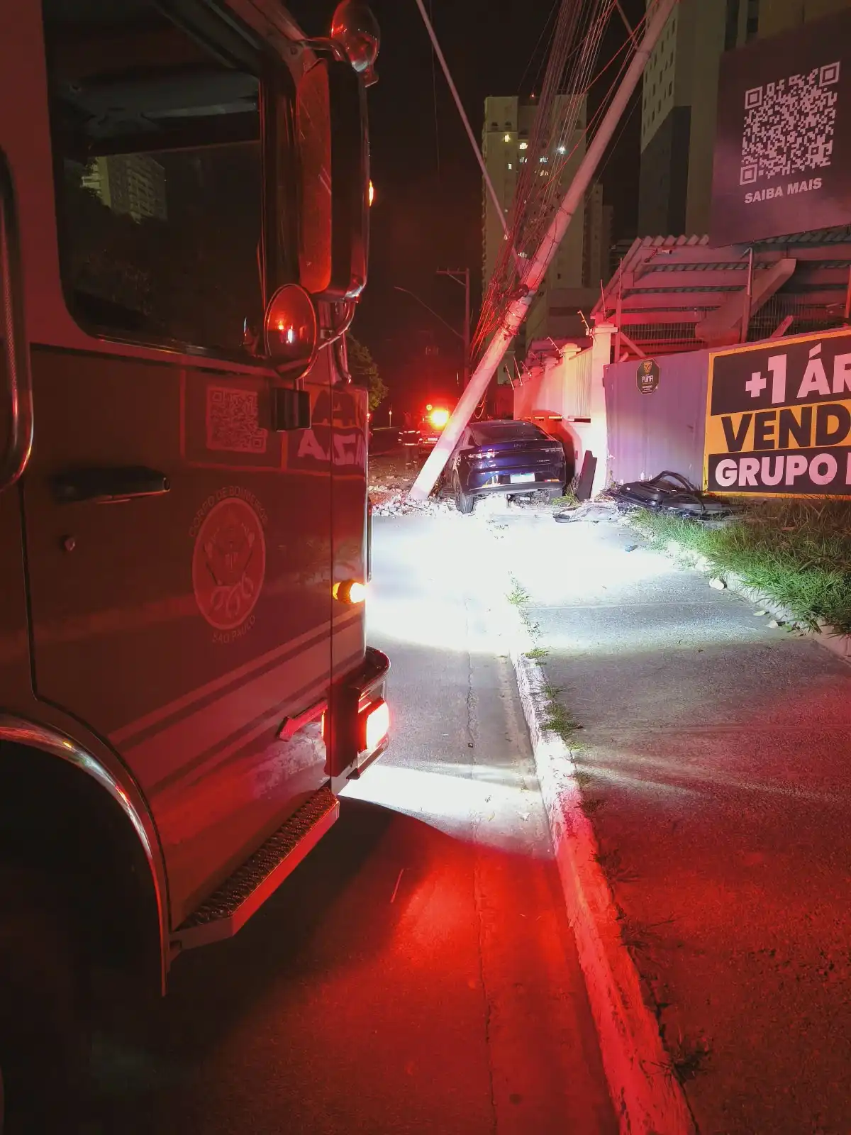 Idoso fica ferido após carro colidir com poste na Av. Eduardo Cury em São José
