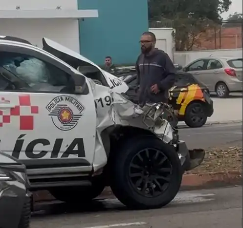Colisão entre viatura da PM e caminhão interdita parcialmente avenida Cidade Jardim