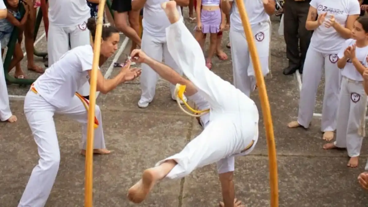 Centro Cultural Zumbiarte realiza apresentação de Capoeira no Taubaté Shopping
