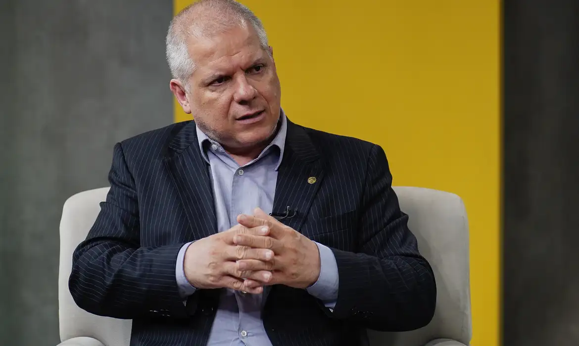 Presidente do INSS é afastado após operação da Polícia Federal