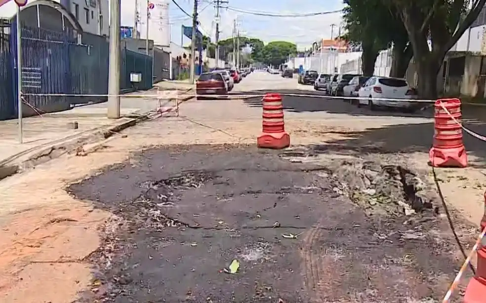 Asfalto cede novamente após reparo e preocupa moradores na Zona Sul de São José dos Campos