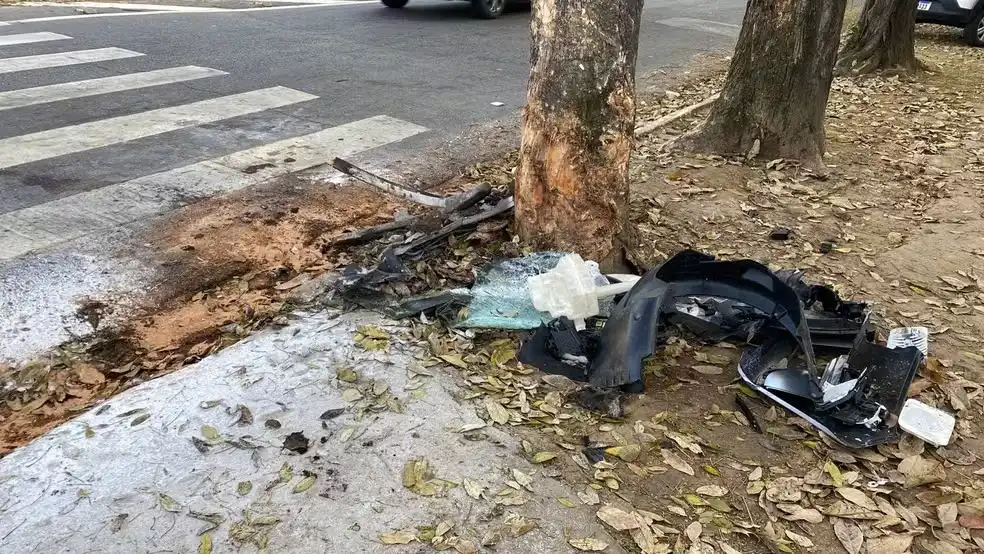 Homem fica gravemente ferido após bater carro em moto e colidir em árvore em Taubaté