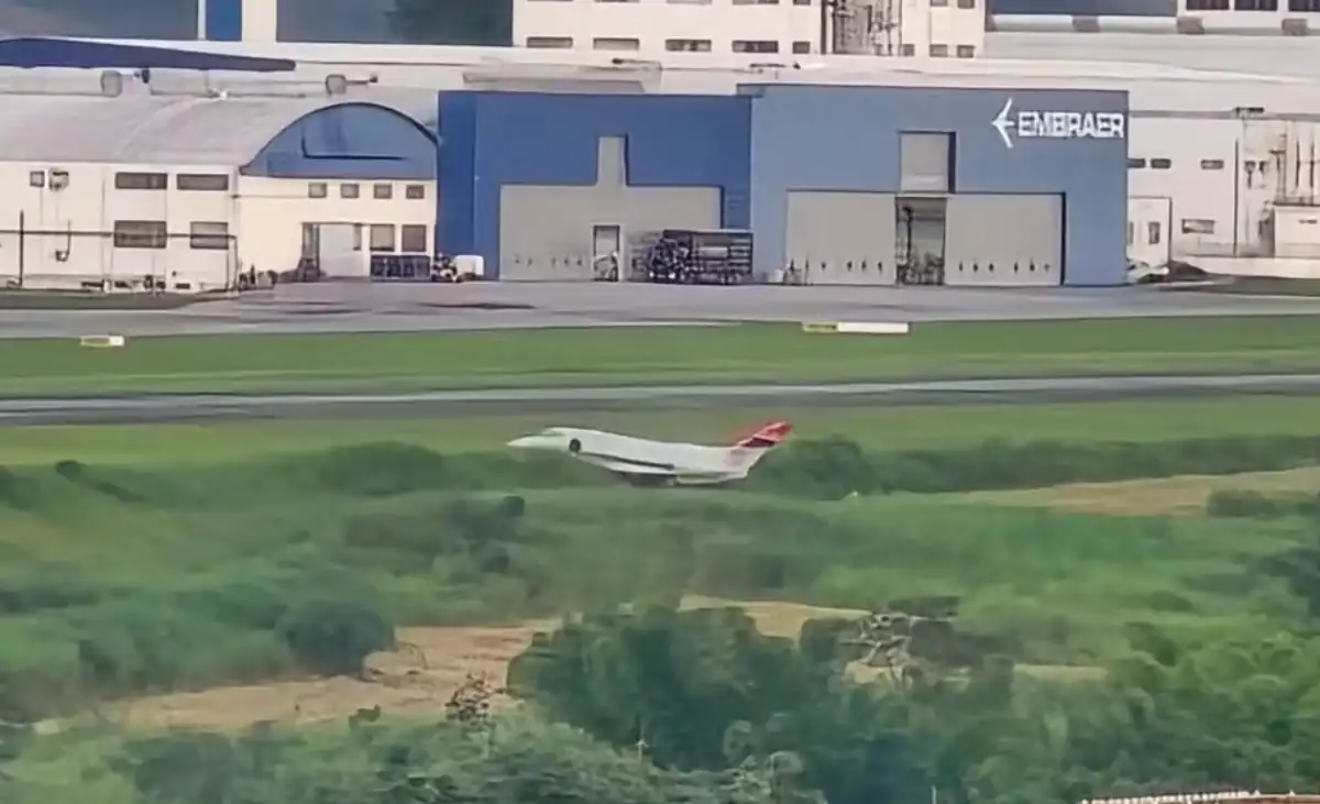 Avião sai da pista durante pouso em aeroporto de São José  