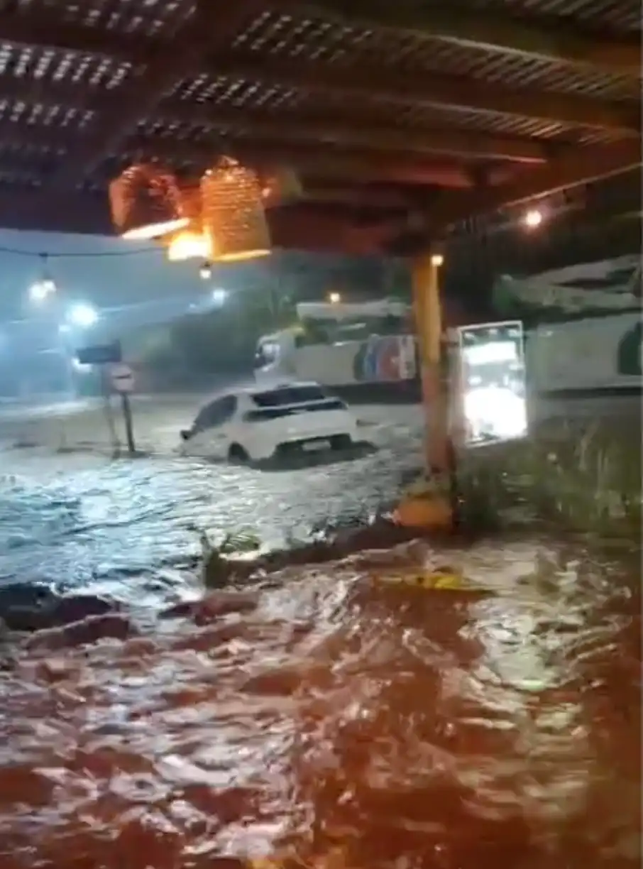 Carro é arrastado pela força da água durante tempestade em Ilhabela