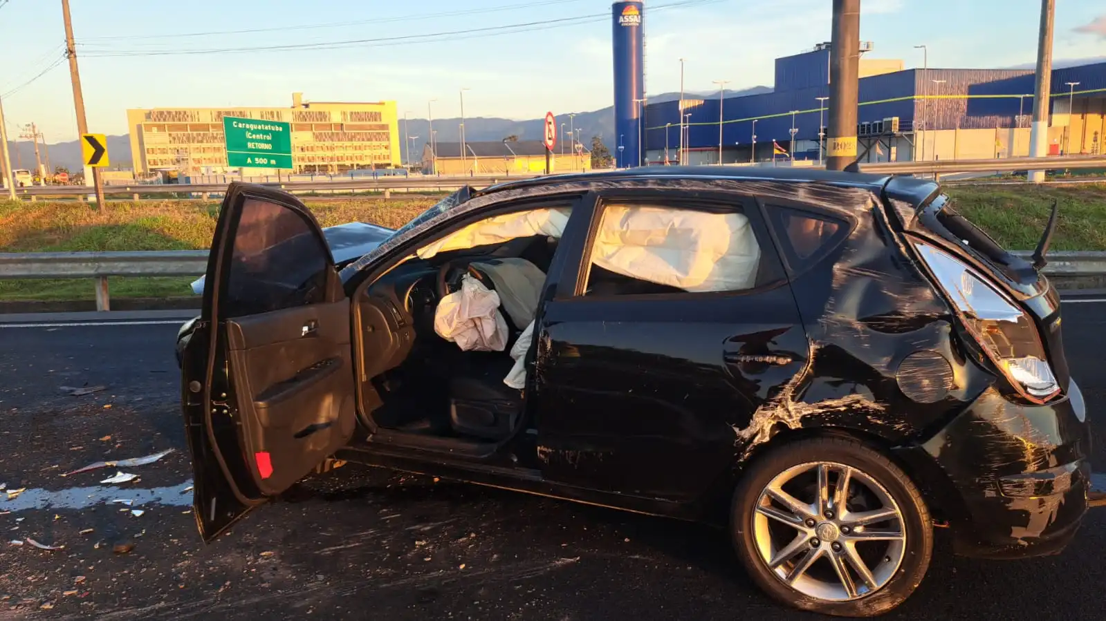 Carro tomba e deixa quatro pessoas feridas em Caraguatatuba
