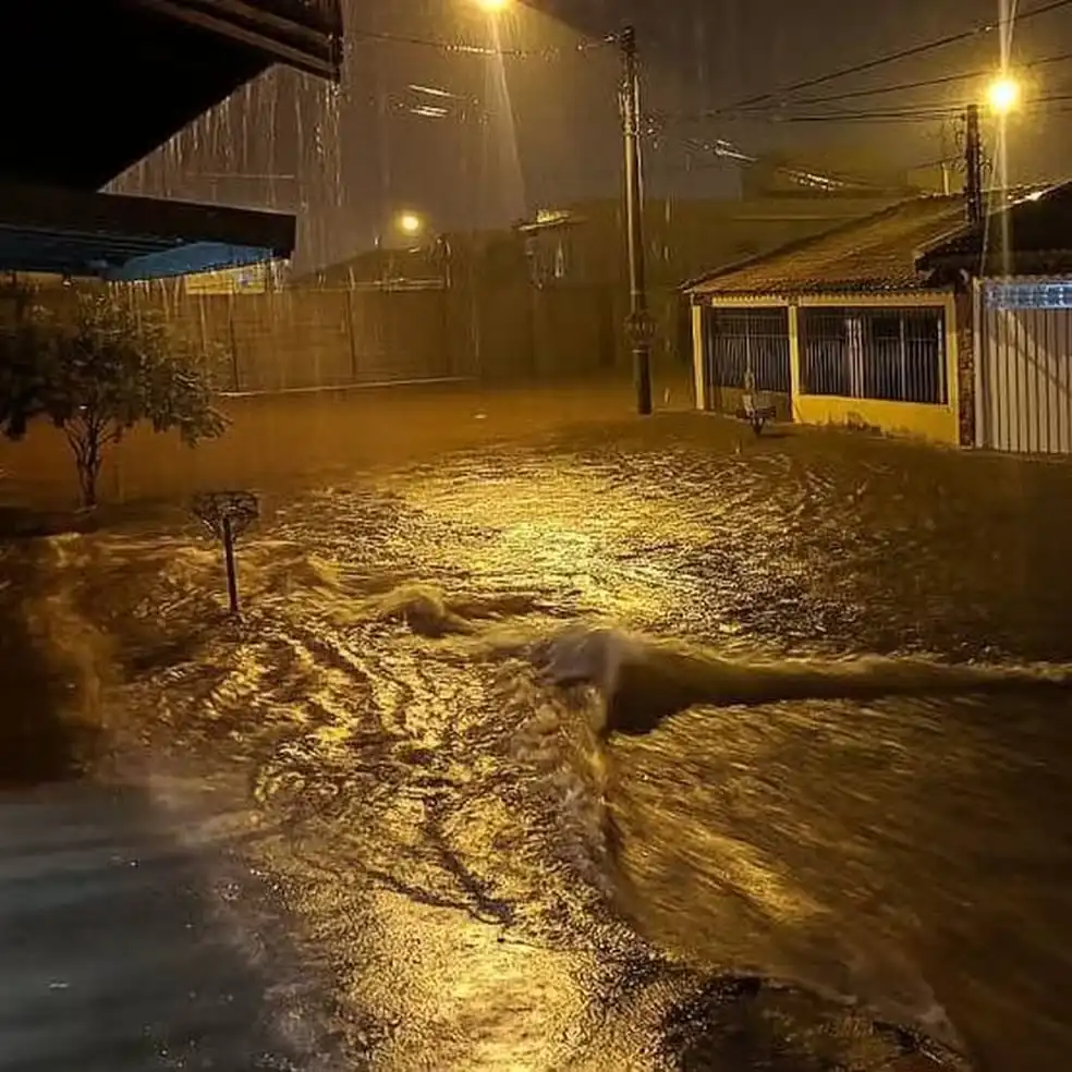 Chuva intensa causa alagamentos em Ubatuba na madrugada deste domingo 