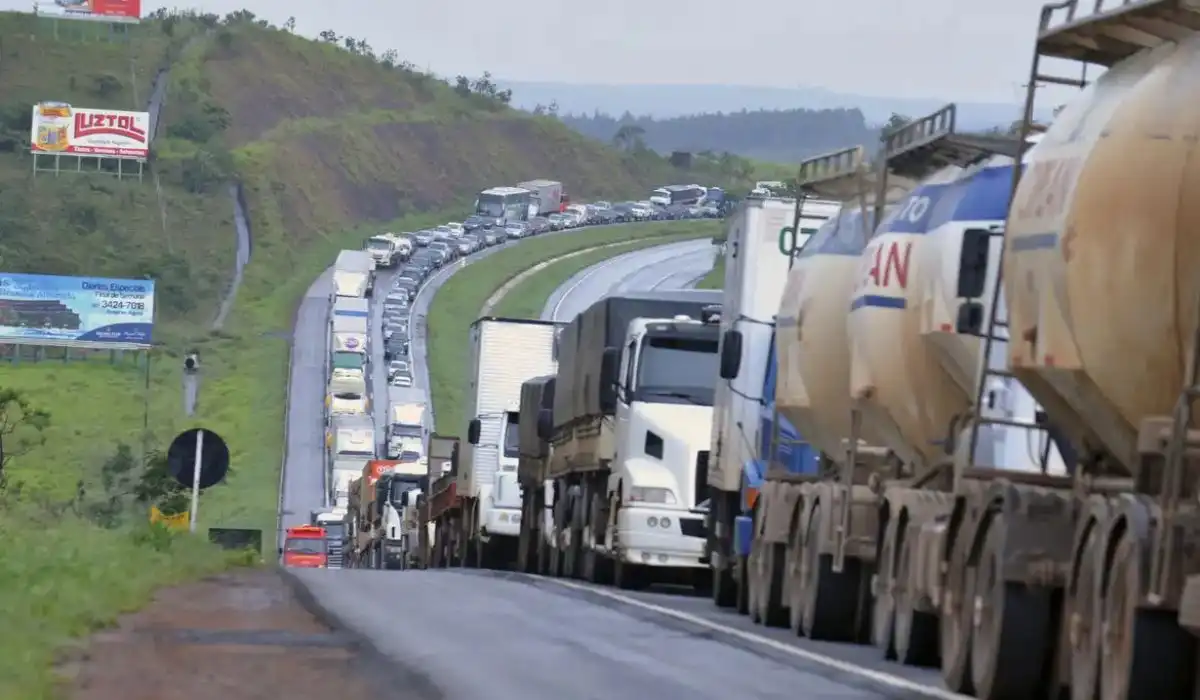 Caminhoneiros ameaçam nova paralisação após alta do diesel