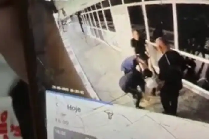 Menino autista de 8 anos, é arrastado pelas pernas em clínica