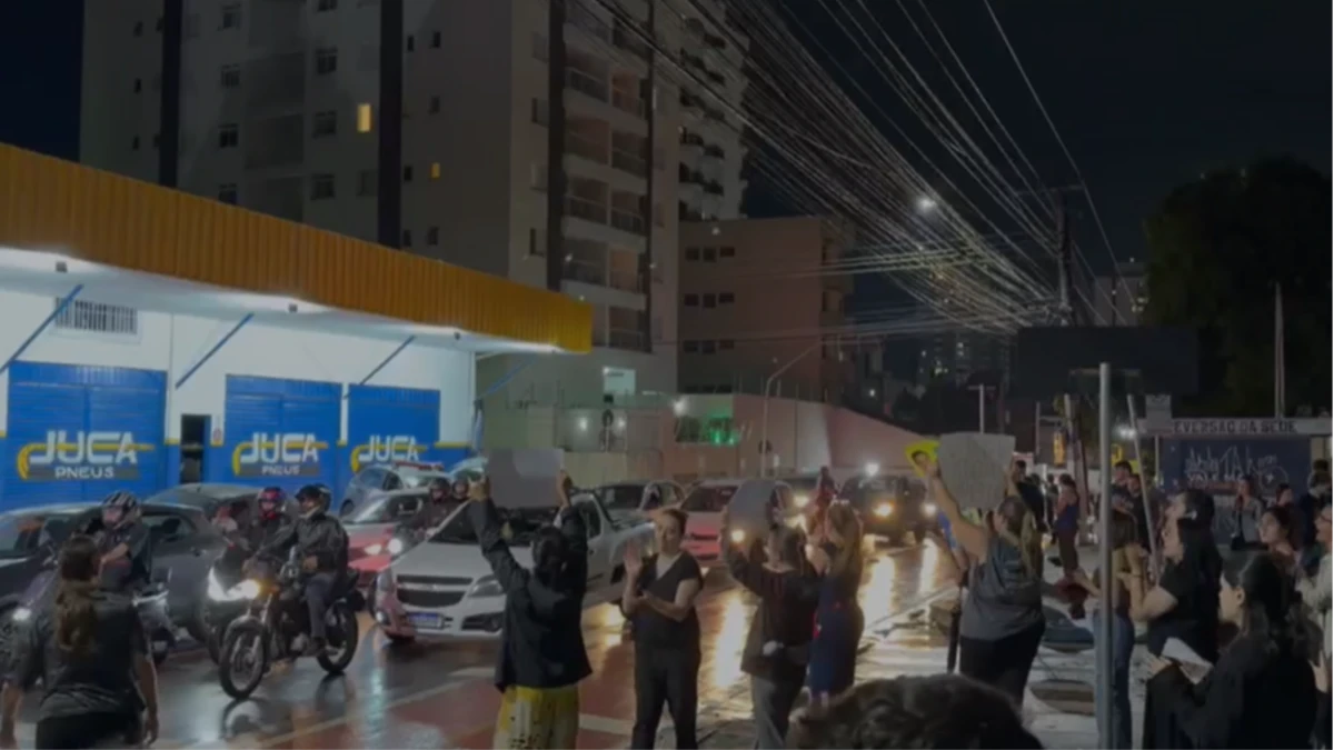 Família e amigos protestam por justiça após estudante ser morto a tiros em briga de trânsito em Taubaté