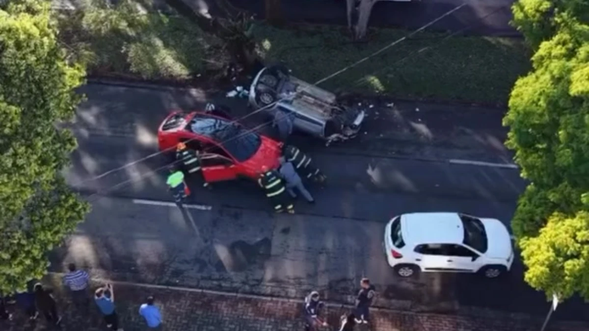 Carro capota na Cidade Jardim e deixa uma pessoa ferida na zona sul