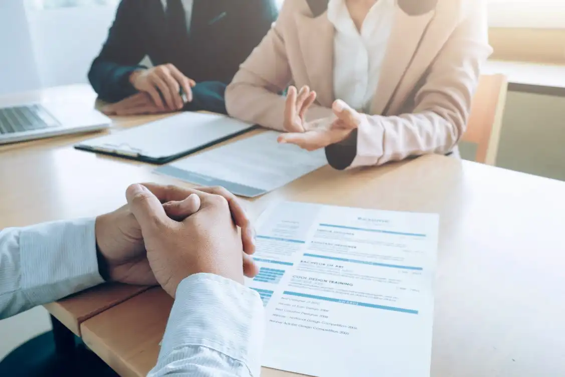 Como se preparar e se comportar em uma entrevista de emprego