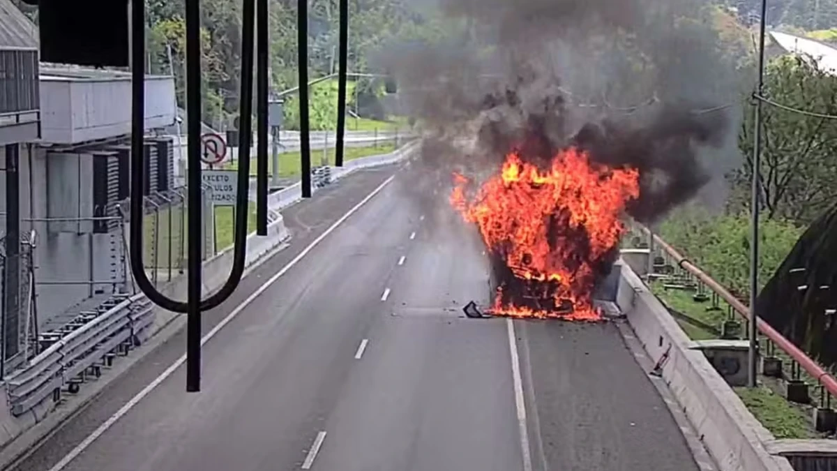 Ônibus pega fogo e interdita trecho da Tamoios em São Sebastião