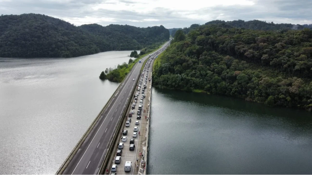 Mais de 2,3 milhões de veículos devem circular pelas rodovias do Vale e Litoral no feriado