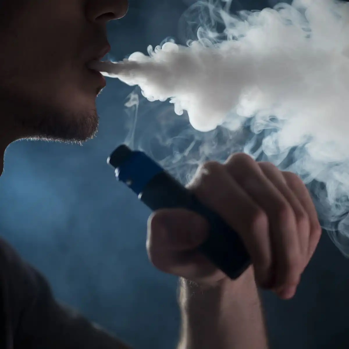 Tabagismo volta a crescer no Brasil com alta entre jovens e boom dos cigarros eletrônicos