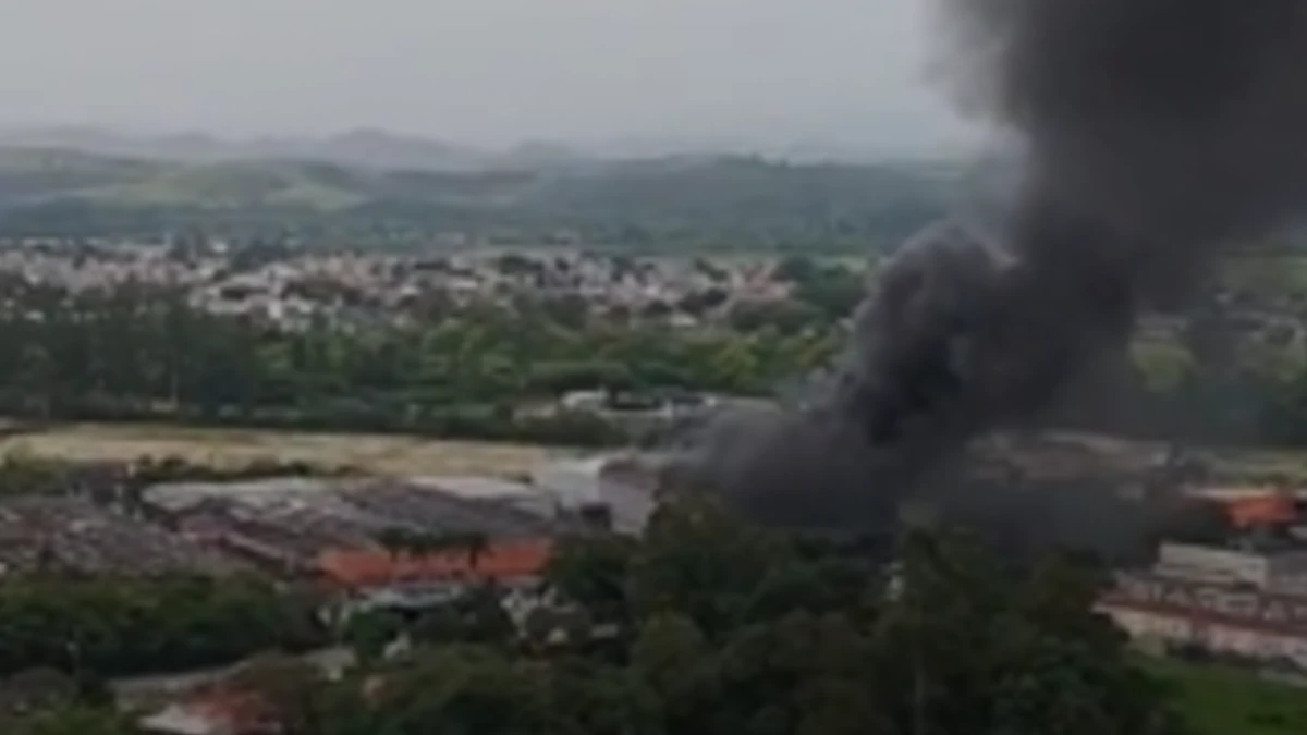 Incêndio provoca nuvem de fumaça preta em complexo industrial