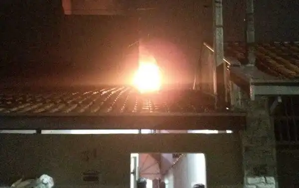 Idosa é resgatada após incêndio atingir kitnet em Tremembé