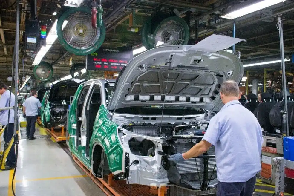 <strong>Volkswagen e GM iniciam férias coletivas para 5 mil funcionários em Taubaté e São José</strong>