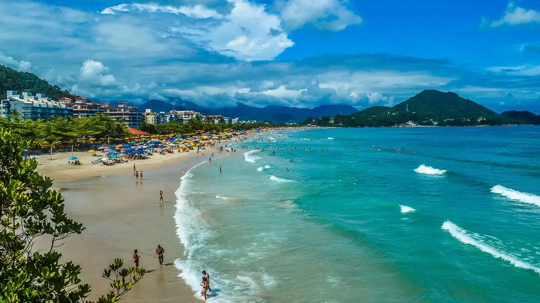 Turista morre afogado enquanto surfavava na Praia Grande em Ubatuba  