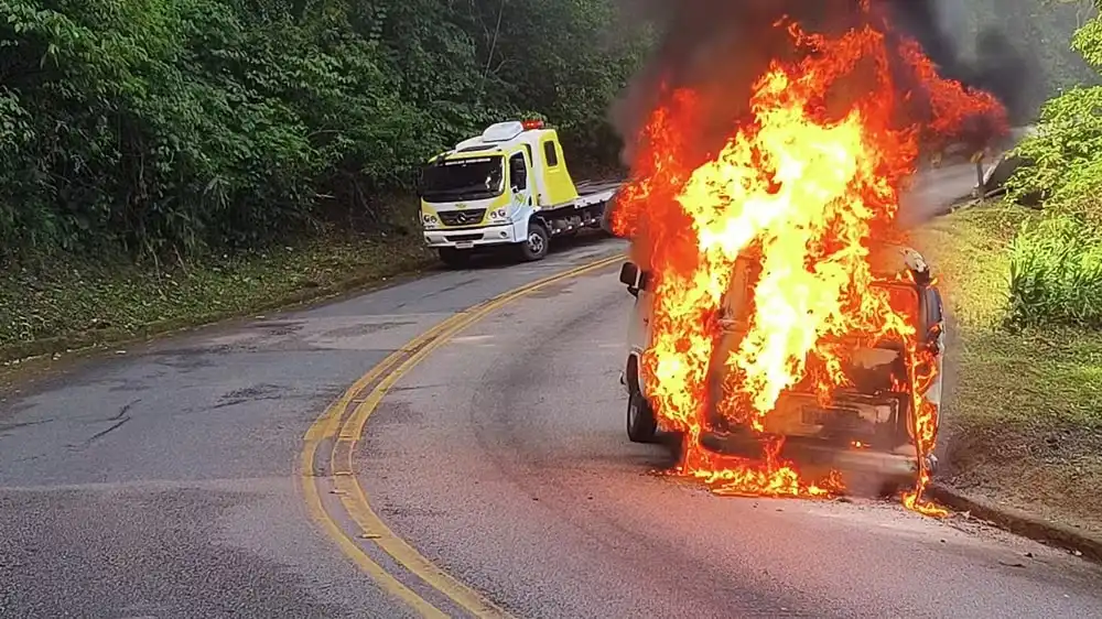 Kombi é destruída por incêndio na Rodovia Oswaldo Cruz