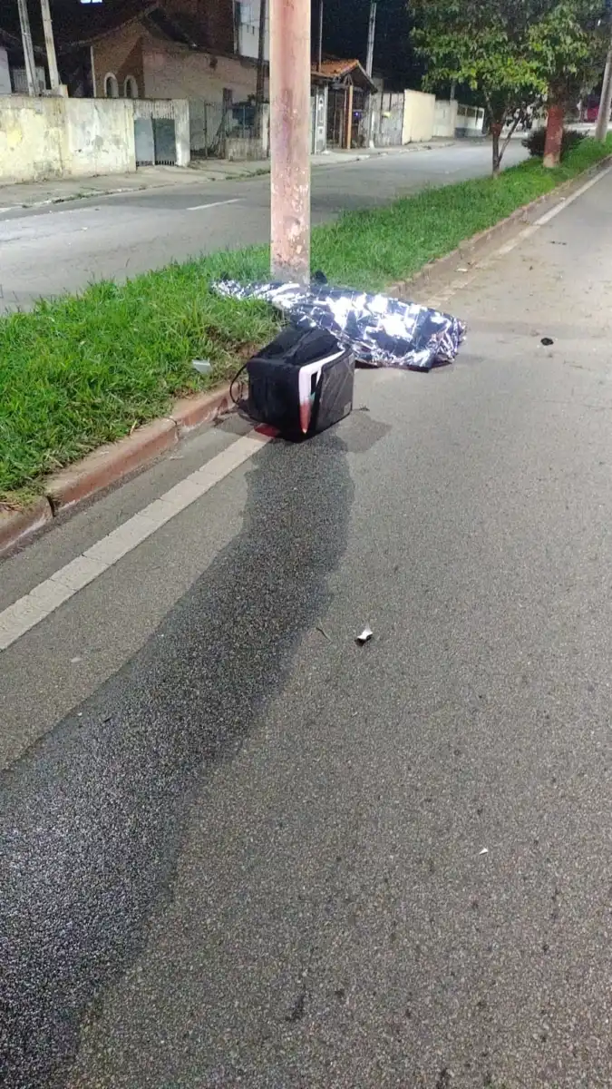 Entregador de 21 anos morre após colidir com poste
